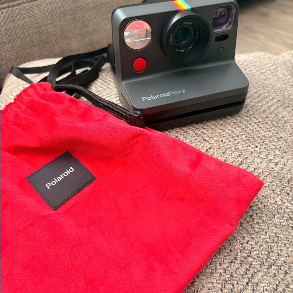 Polaroid instant camera with Red Pouch (body only) perfect for the summer
